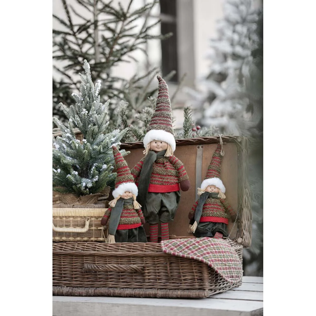 Blanc Mariclò Elfo medio con abito e cappello 2 varianti (1pz) - Image 2