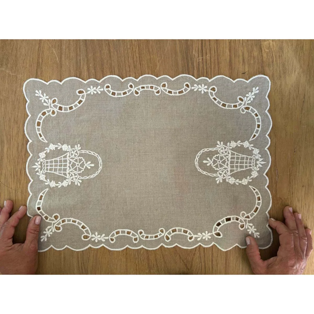 Blanc Mariclò Set 2 tovagliette ricamate in misto lino beige "Dentelle" 38x50 cm - Image 3