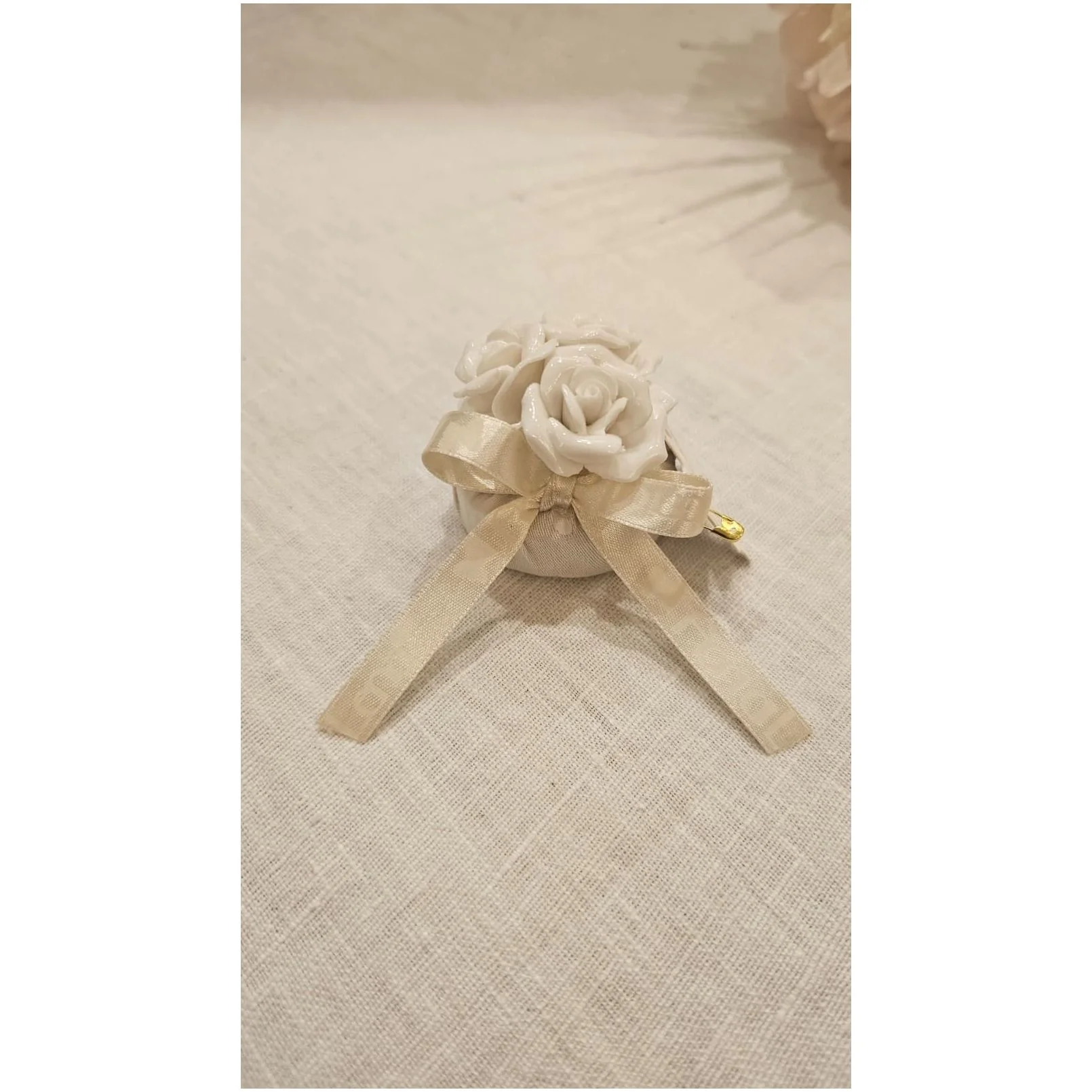 Fiori di Lena Saponcino da bagno con rose in ceramica bianca D4.5xH4.5 cm 6 varianti(1 unità) - Image 4