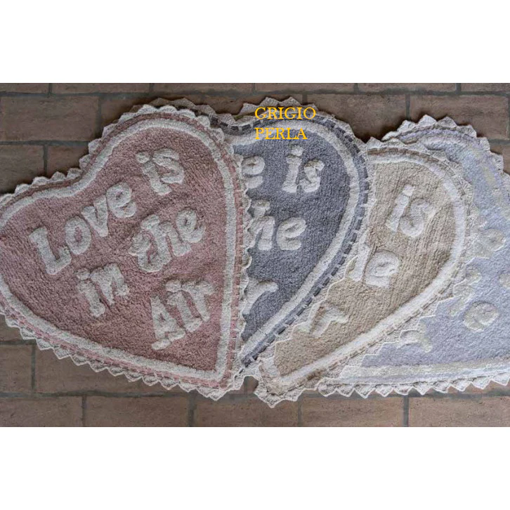 L'ATELIER 17 Tappeto a forma di cuore per bagno, tappetino antiscivolo spray latex con frase e crochet in puro cotone "Love is in the air" Shabby Chic 60x65 cm 5 varianti - Image 2