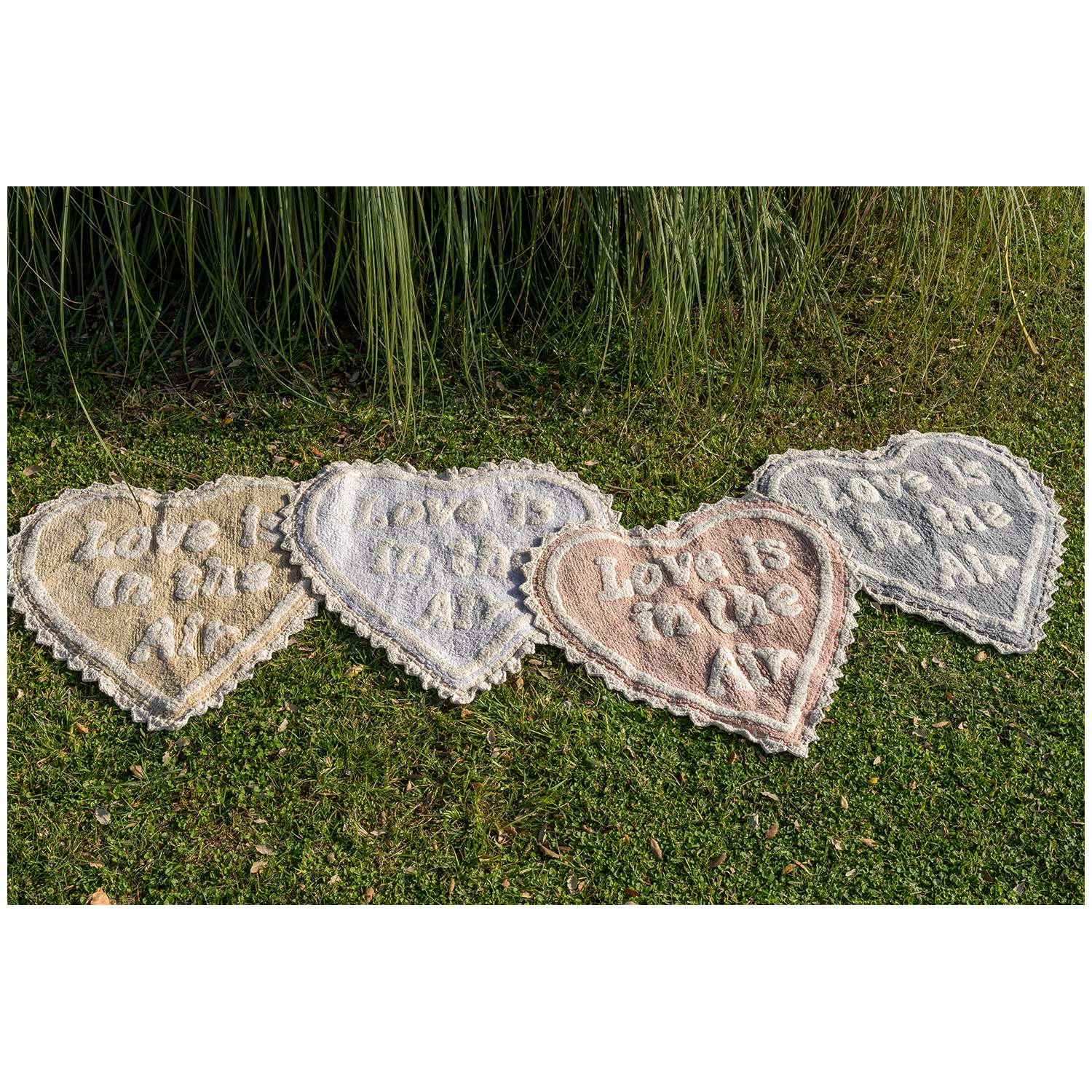 L'ATELIER 17 Tappeto a forma di cuore per bagno, tappetino antiscivolo spray latex con frase e crochet in puro cotone "Love is in the air" Shabby Chic 60x65 cm 5 varianti - Image 3